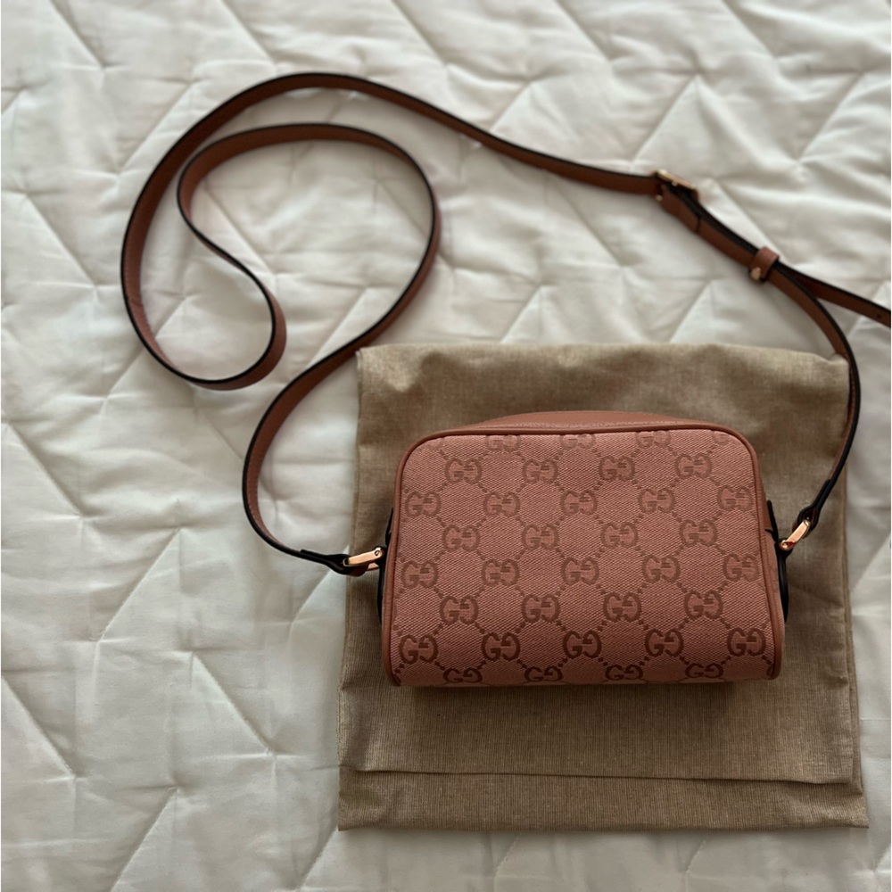 Hi. Selling brand new Pink mini Ophidia Guicci bag. Almost never used!